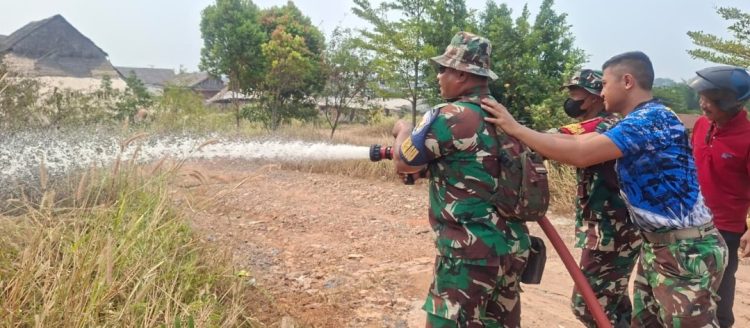 Dengan Sigap Personel Lanud Smh Berhasil Kendalikan Api Akibat Kebakaran yang Terjadi di Dekat Pemukiman Warga