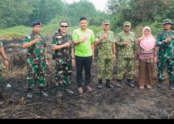 Tim Satgas Penyuluh Karhutla Tinjau Lokasi Kebakaran Lahan di Kertapati, Minta Titik Asap Kembali Disiram