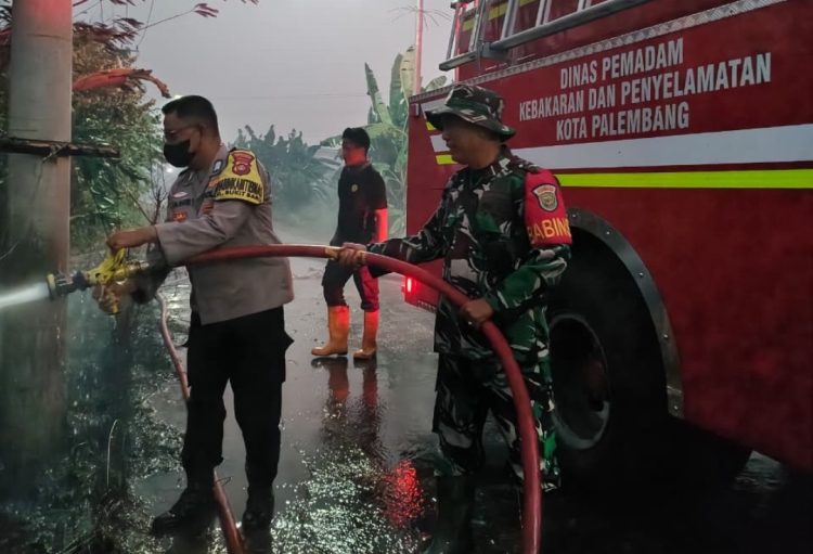 Babinsa Bukit Baru Bantu Padamkan Kebakaran Lahan di Tengah Kemarau Panjang