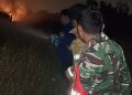 Babinsa Gerak Cepat Bantu Warga Padamkan Kebakaran Lahan di Bukit Baru Palembang