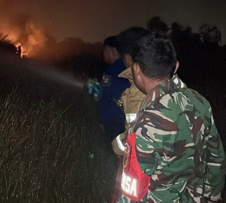 Babinsa Gerak Cepat Bantu Warga Padamkan Kebakaran Lahan di Bukit Baru Palembang