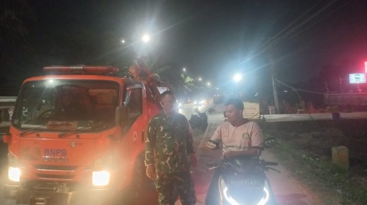 Kebakaran Lahan Kembali Terjadi di Kertapati, Babinsa dan Tim Gabungan Gerak Cepat Padamkan Api
