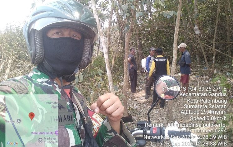 Kebakaran Lahan 5.000 Meter Persegi Terjadi di Gandus Palembang, Babinsa Kelurahan Pulo Kerto, Sertu Jauhari Ikut Padamkan Kebakaran