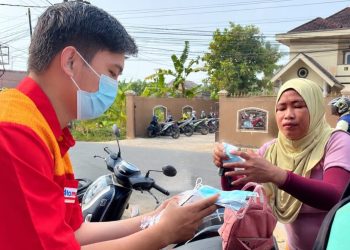 Alfamart Peduli Dampak Kabut Asap, Bagikan Masker dan Minuman Bervitamin C