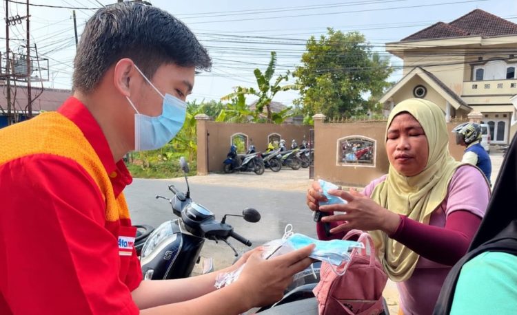 Alfamart Peduli Dampak Kabut Asap, Bagikan Masker dan Minuman Bervitamin C