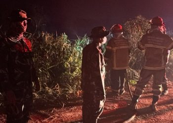 Babinsa Talang Betutu Bantu Padamkan Kebakaran Lahan di Purnama Regency di Kelurahan Talang Betutu