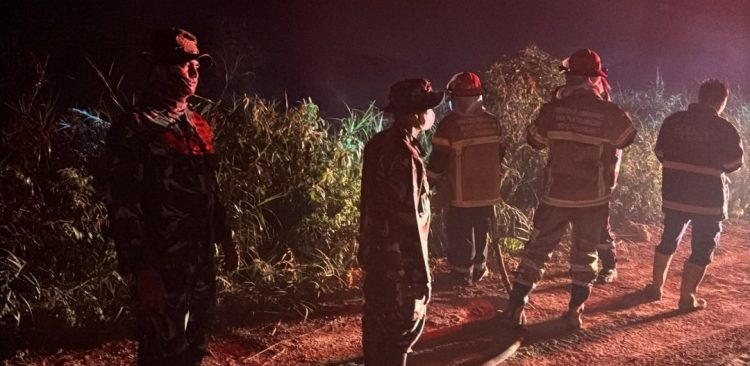 Babinsa Talang Betutu Bantu Padamkan Kebakaran Lahan di Purnama Regency di Kelurahan Talang Betutu