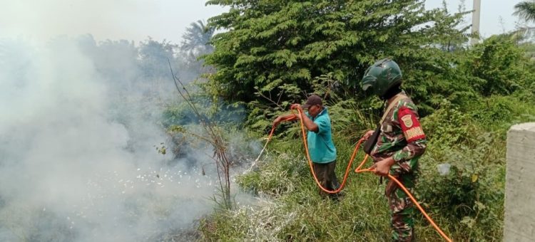 Babinsa Pulokerto Gerak Cepat Padamkan Kebakaran Lahan dengan Motor Trail Modifikasi