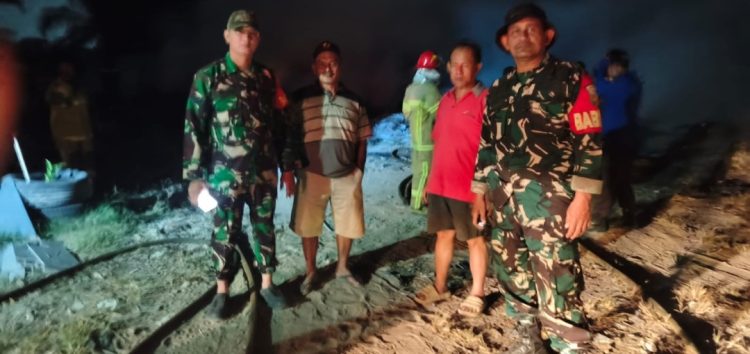 Kebakaran Lahan Kembali Terjadi di Sukajaya ,Soak Simpur Kota Palembang, Babinsa dan Warga Bantu Padamkan Api