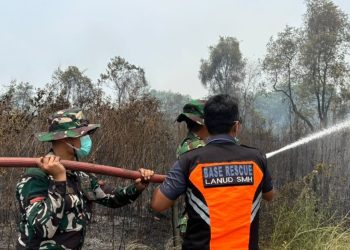 Aksi Gerak Cepat Personel Lanud Smh Padamkan Api di Talang Keramat Banyuasin