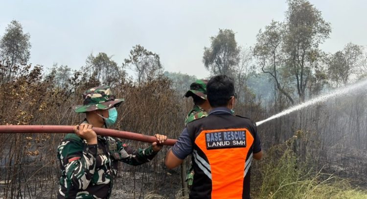 Aksi Gerak Cepat Personel Lanud Smh Padamkan Api di Talang Keramat Banyuasin