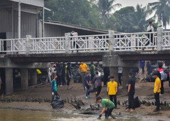Enam ​Relawan Pertamina Peduli RU Plaju Turut Berkontribusi Dalam Aksi Clean Up Sungai Musi