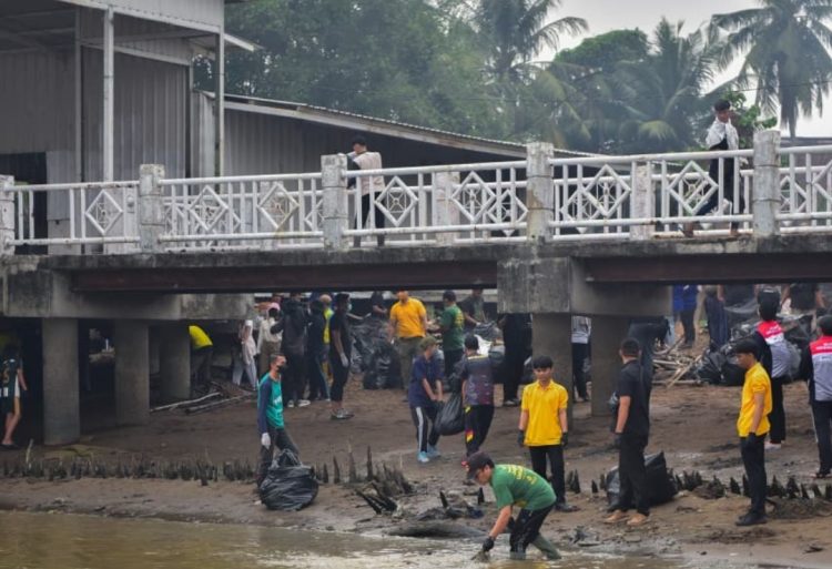 Enam Relawan Pertamina Peduli RU Plaju Turut Berkontribusi Dalam Aksi Clean Up Sungai Musi
