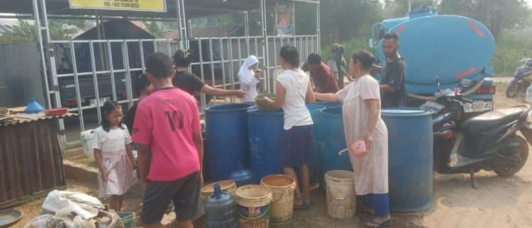 Peduli Kemarau PDK KOSGORO 1957 Palembang Salurkan Air Bersih Di Talang Petai Kelurahan Plaju Darat