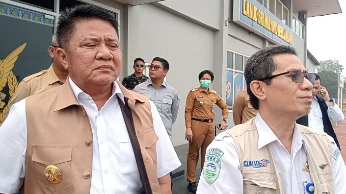 Gubernur Sumsel Melihat Pesawat Yang Membawa Dry Ice Di Pangkalan TNI, Berikut Beberapa Hal Penjelasannya
