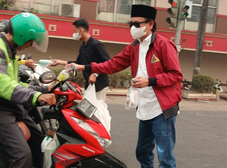 Bagikan Seribu Bingkisan Vitamin, Madu, Air Mineral, dan Masker FOKAL IMM Bergerak Bersama Peduli Kabut Asap